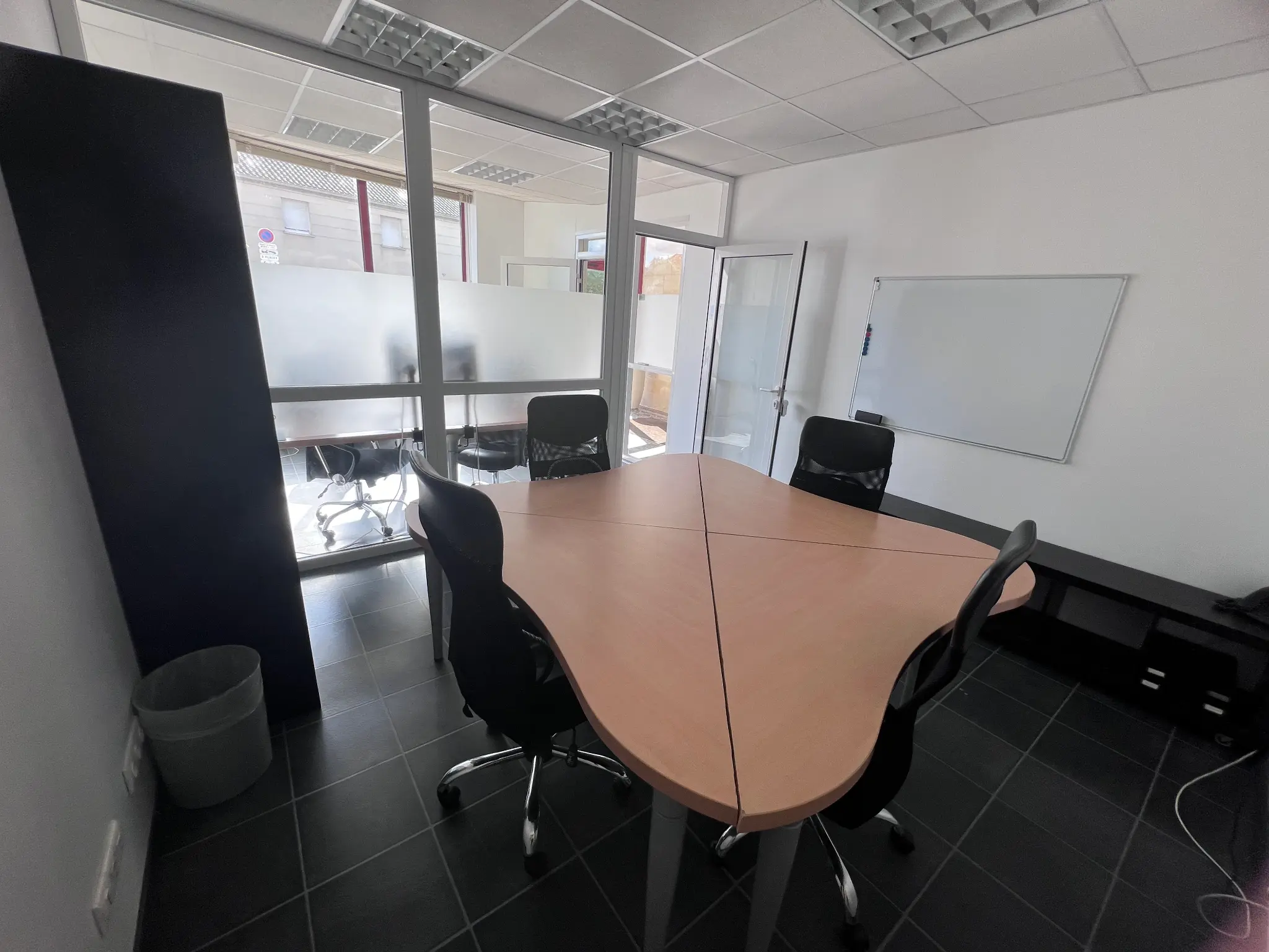 Bureau RDC Fond avec Salon - Photo 1