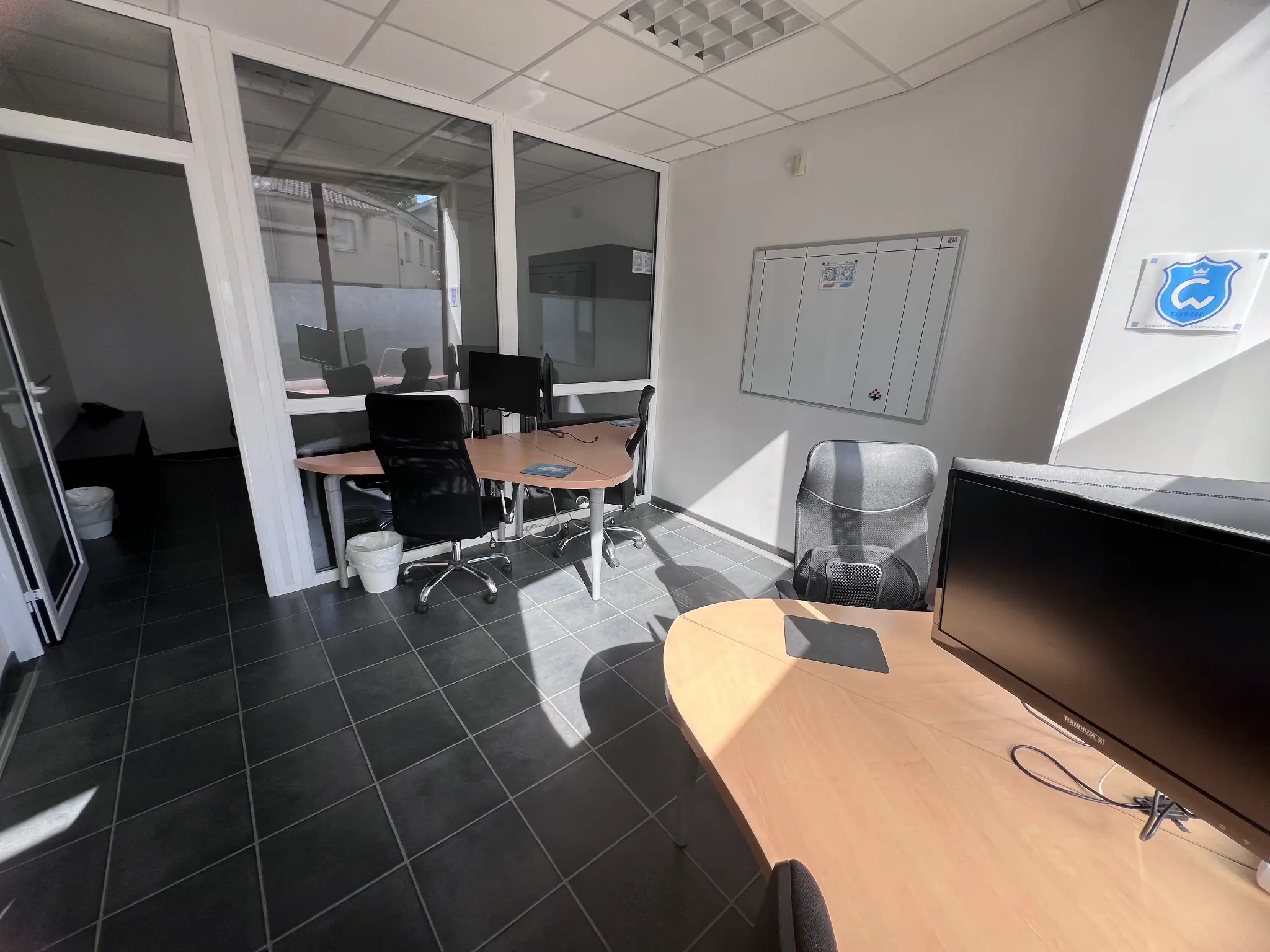 Bureau RDC Côté Rue - Photo 1